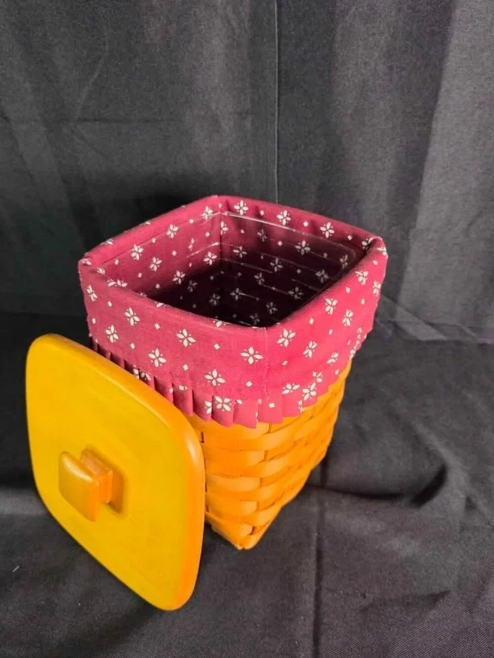 1996 Longaberger Medium Spoon basket with lid and Plastic & fabric liners